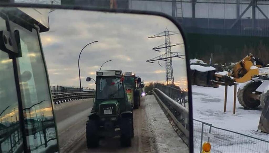 Altländer auf dem Weg durch den Hafen auf dem Weg in die Hamburger Innenstadt.
