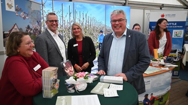Altländer und Horneburger werben gemeinsam für die Urlaubsregion: Bürgermeister Knut Willenbockel (Zweiter von links) und Bürgermeister Matthias Riel (vorne rechts) besuchen den Stand bei den Obstbautagen.