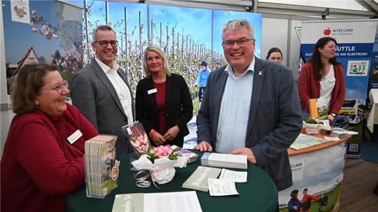 Altländer und Horneburger werben gemeinsam für die Urlaubsregion: Bürgermeister Knut Willenbockel (Zweiter von links) und Bürgermeister Matthias Riel (vorne rechts) besuchen den Stand bei den Obstbautagen.