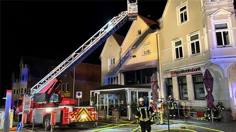 Buxtehude will hier schon 2027 ein neues Feuerwehrhaus bauen Altstadt-Brand verhindert: Einsatz beim Großfeuer im Eiscafé Venezia in der Buxtehuder Altstadt.