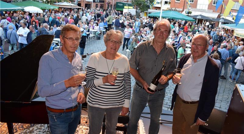 Altstadt-Vereinschef Hans-Ulrich Wiegel, die stellvertretende Bürgermeisterin Christel Lemm, Winzer Dietmar Ziegler und Ronald Mahnke, ebenfalls vom Altstadtverein (von links), eröffnen das Weinfest. Fotos Wisser