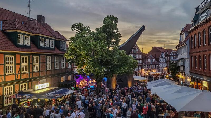 Party-Hit rassistisch missbraucht: Verbot von „L’amour toujours“ auch im Landkreis Stade? Altstadtfest in Stade am Fischmarkt: Was die Songauswahl angeht, fährt der Veranstalter die liberale Linie.