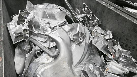 Aluminium aus Autoteilen soll künftig öfter wiederverwendet werden. (Symbolbild)