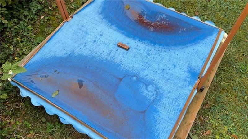 Aluminiumoxid-Ablagerungen auf der Abdeckung einer Sandkiste in Bützfleth.