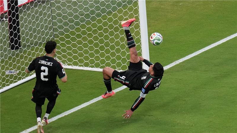 Mexikos WM-Fiesta geht weiter: Erstes Team in K.-o.-Runde Alvarez‘ Rettungstat gehörte zu den spektakulärsten Szenen der Partie.