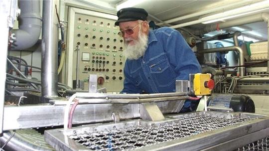 Alwin Kocken konstruierte gemeinsam mit der Cuxhavener Firma Empting Mitte der 1970er Jahre eine Krabbenschälmaschine. Sie ist bis heute erfolgreich im Einsatz.