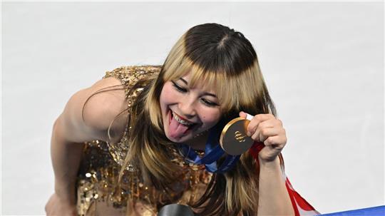 Alysa Liu posierte mit der Goldmedaille.