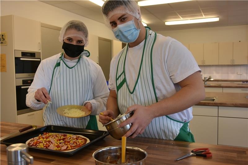 Alyssa Rathfeld und Tayyipha Avacul beim Zubereiten der Pizza. Foto: Felsch
