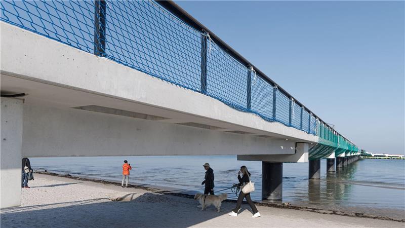 Am 1. Mai soll die neue Seebrücke von Scharbeutz eröffnet werden. Sturm und Seegang hatten die eigentlich schon für den Sommer 2024 geplante Einweihung verzögert.