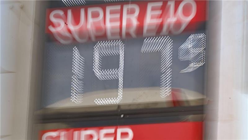 Am 1. Mai werden die Spritpreise an den meisten Tankstellen voraussichtlich unter 2 Euro fallen. (Archivbild)