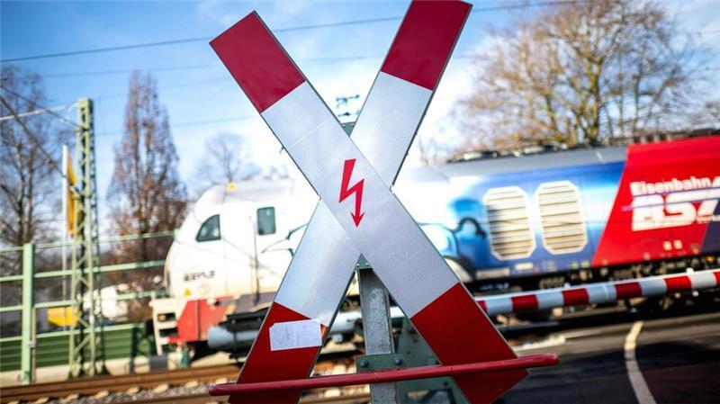 Nach ICE-Katastrophe in Harburg: Jetzt reagiert die Bahn Am 11. Januar stieß an dem Bahnübergang im Oldenburger Stadtteil Ofenerdiek ein Kleinwagen bei geöffneten Schranken mit einem Zug der Nordwestbahn zusammen. (Symbolbild)