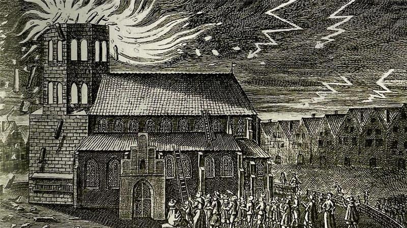Rauch steigt aus dem Kirchturm von St. Petri in Buxtehude auf Am 11. Mai 1674 ging der Turm der St. Petri-Kirche nach einem Blitzeinschlag in Flammen auf.