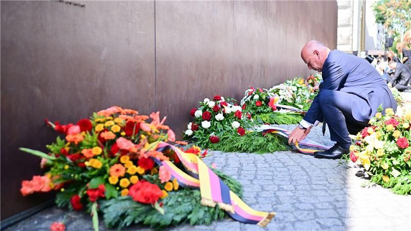 Opferbeauftragte: „Demokratie keine Selbstverständlichkeit“ Am 13. August 1961 begann der Bau der Berliner Mauer. Der Regierende Bürgermeister Wegner legte einen Kranz zur Erinnerung nieder.
