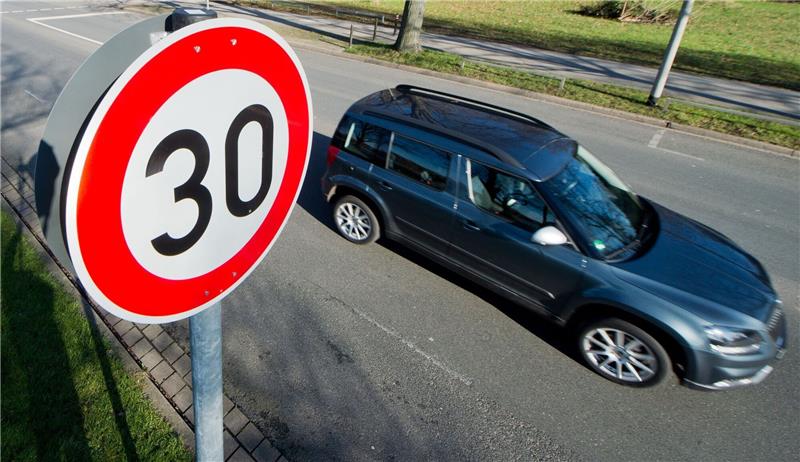 Als in Buxtehude „Kübel-Ottos“ Autofahrer aufschreckten Am 14. November 1983 wurde in Buxtehude (Symbolbild) bundesweit die erste Tempo-30-Zone geschaffen. Foto: dpa/Illustration