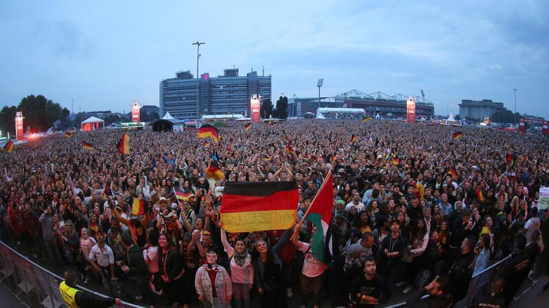 Hamburger Fanzone öffnet am ersten EM-Tag Fußballfans schauen sich auf dem Heiligengeistfeld das Finale der WM 2014 zwischen Deutschland und Argentinien an.