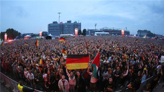 Fußballfans schauen sich auf dem Heiligengeistfeld das Finale der WM 2014 zwischen Deutschland und Argentinien an.