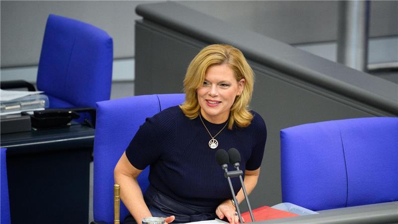Am 17. Mai lässt Bundestagspräsidentin Julia Klöckner (CDU) auch in diesem Jahr die Regenbogenflagge über dem Reichstagsgebäude hissen. (Archivbild)