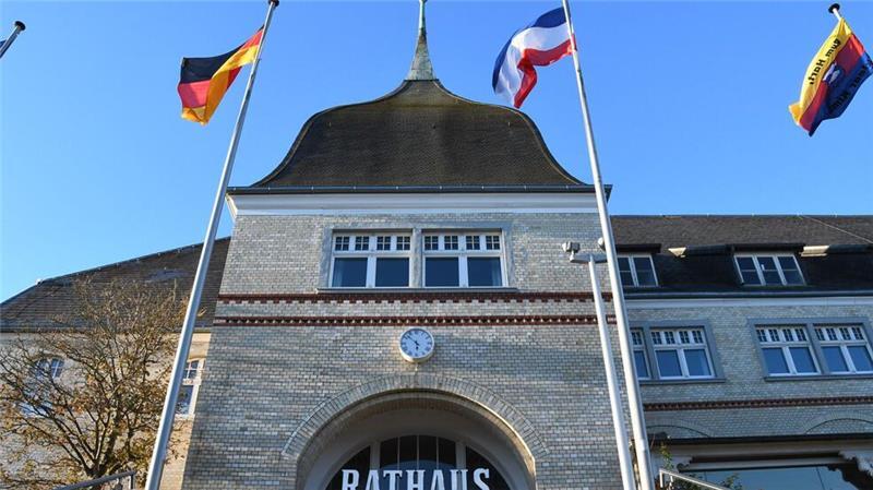 Sylter Ex-Bürgermeister ist jetzt offiziell Pensionär Am 2. Oktober hatte der Gemeindeabstimmungsausschuss in Westerland getagt. Dort wurde das bisher vorläufige Abstimmungsergebnis beschlossen und Nikolas Häckel in den einstweiligen Ruhestand versetzt.