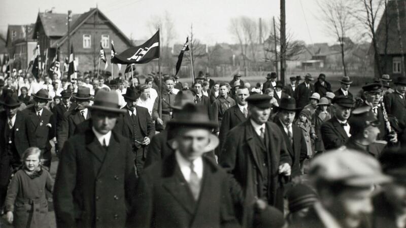 Über den Aufstieg der NSDAP Am 22. März 1931 veranstaltete die NSDAP in Visselhövede ein überregionales Treffen der Hitler-Jugend. Viele Zuschauer säumten die Straßen und begleiteten den Umzug.