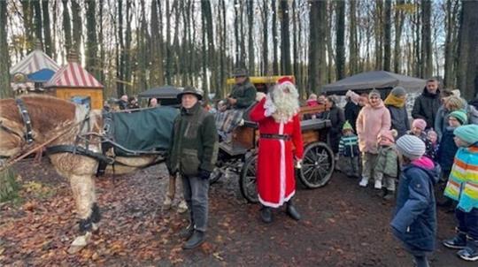 Am 23. November kommt der Weihnachtsmann mit der Pferdekutsche.