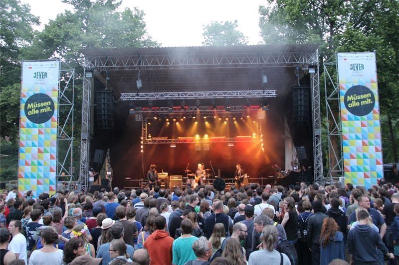 Müssen Alle Mit Festival 2016 Stade steht an Am 27. August 2016 geht's im Bürgerpark in Stade wieder rund. Das vierte Müssen Alle Mit Festival macht den Park beim Stader Bahnhof für einen Tag zum Ziel für Fans guter Musik. Auf dem Foto ist der Auftritt von Nada Surf im vergangenen Jahr zu sehen. Foto: Schulz