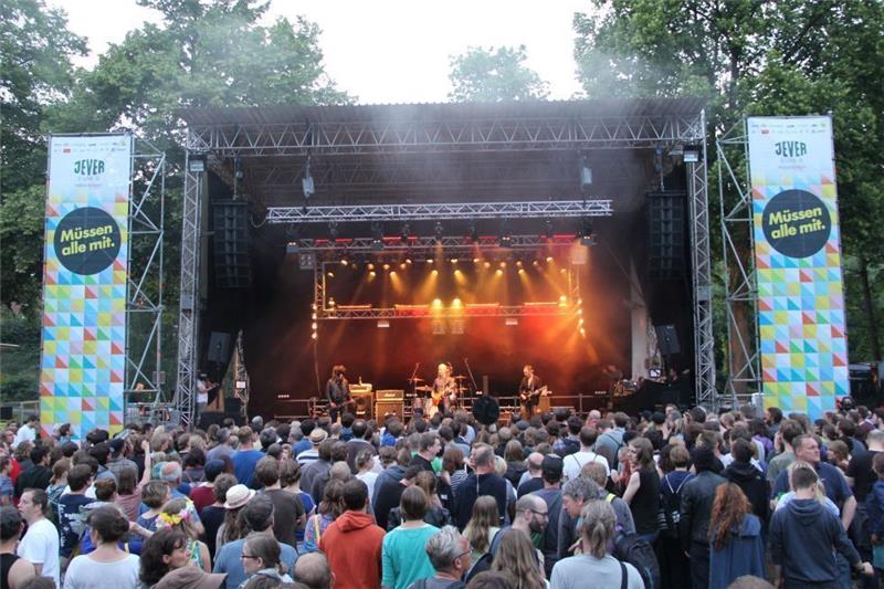 Am 27. August 2016 geht's im Bürgerpark in Stade wieder rund. Das vierte Müssen Alle Mit Festival macht den Park beim Stader Bahnhof für einen Tag zum Ziel für Fans guter Musik. Auf dem Foto ist der Auftritt von Nada Surf im vergangenen Jahr zu sehen. Foto: Schulz