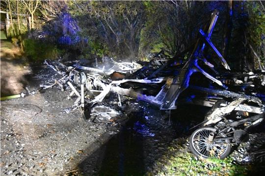 Am 28. April 2022 brannte in Drochtersen ein Wohnwagen völlig nieder. Der junge Mann darin konnte gerade noch gerettet werden. Jetzt stehen zwei junge Männer wegen Brandstiftung und versuchten Mordes vor Gericht.