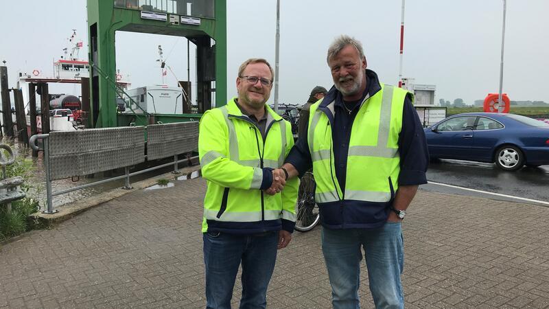 Am 30. Juni übergibt Wolfgang Kilian, Schiffsführer und Nautischer Direktor, die FRS-Elbfähren an seinen Nachfolger Nils Hammann (links).