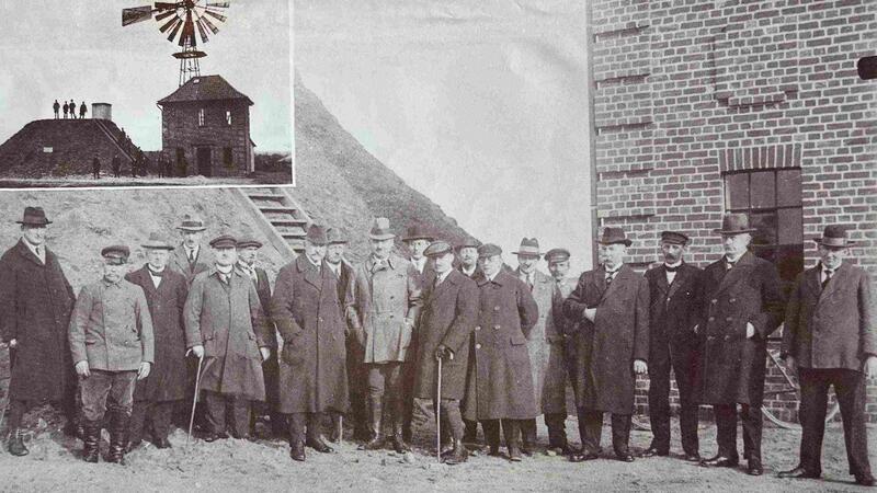 Sanierungsfall: Wasserwerk am Leineweberstieg in Horneburg vor Abriss Am 31. Januar 1925 besichtigt die Stader Regierung das Wasserwerk. Fünfter von rechts ist der erste Betriebsleiter Johannes Thoden.