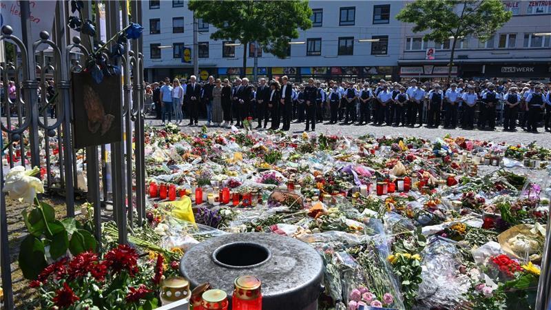 Terrorismusforscher: Viele Einzeltäter mit diffusem Motiv Am 31. Mai 2024 wurde der Polizist Rouven Laur auf dem Marktplatz in Mannheim von einem Angreifer mit einem Messer tödlich verletzt. Der aus Afghanistan stammende Angreifer hat die Tat gestanden. Nach seinem Motiv gefragt, verwies Sulaiman A. auf den Gaza-Krieg.