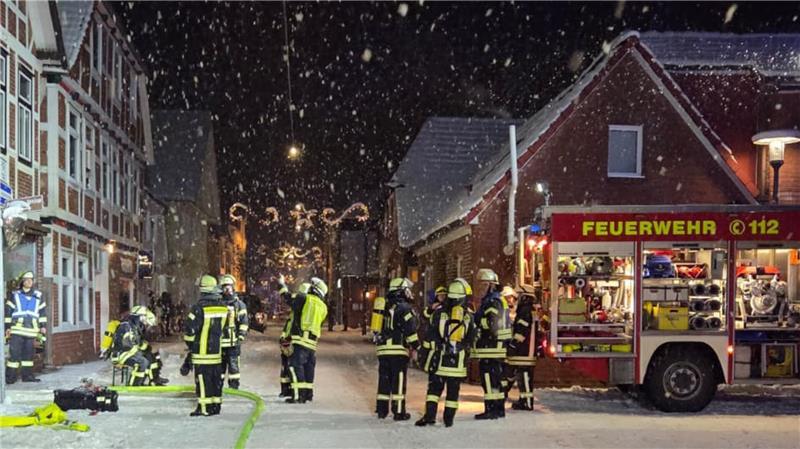 Am 4. Januar 2026 rückte die Feuerwehr Horneburg wegen eines möglichen Brandes in die Lange Straße im Horneburger Ortskern aus.