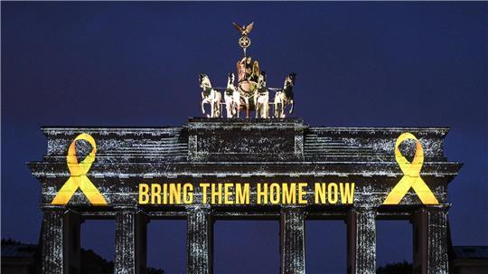 Das Brandenburger Tor ist mit dem Schriftzug «Bring them back home now» angestrahlt. 