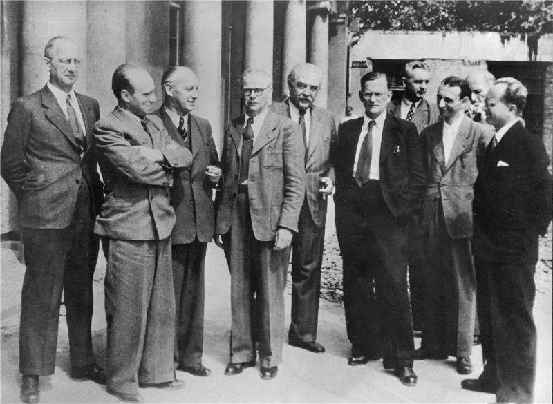 Am 9. Juni 1948 stellte der wiederbeauftragte damalige niedersächsische Ministerpräsident Hinrich Kopf (5. von links) seine neue Regierung vor. Kopf stammte aus Neuenkirchen bei Otterndorf. Foto: dpa