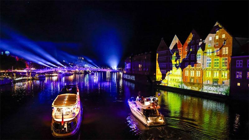 Am Abend erstrahlten Boote und Häuser in bunten Farben.