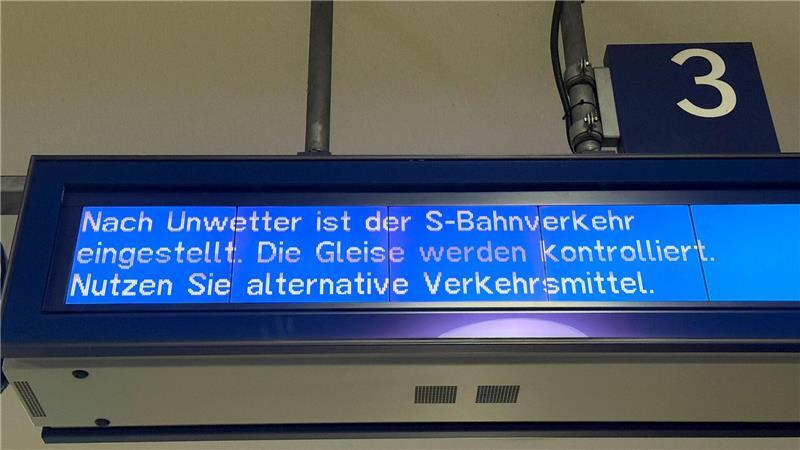 Am Abend nahmen erste S-Bahnlinien den Betrieb wieder auf.
