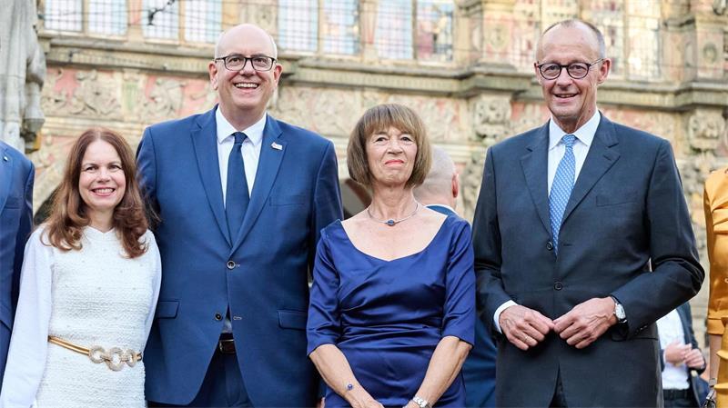 Bundeskanzler Merz zeigt sich bei Einheitsfeier in Bremen volksnah Am Abend vor den zentralen Feierlichkeiten zum Tag der Deutschen Einheit in Bremen hat Bremens Regierungschef Andreas Bovenschulte (SPD) dem Bundeskanzler den Marktplatz gezeigt.