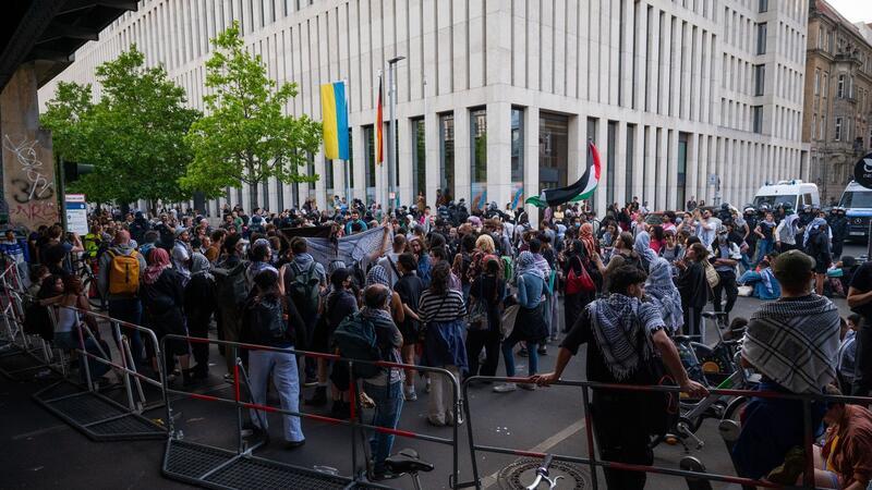Kontroverse über Räumung der Humboldt-Uni Am Abend war die Stimmung an der Berliner Humboldt-Universität aufgeheizt.