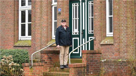 Burchard von der Decken steht vor der Haupteingangstür zum alten Pfarrhaus in Balje.
