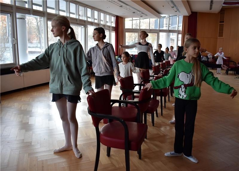 Kleine Schwäne tanzen im Stadeum Am Anfang des Workshops steht das klassische Warm-up, die Exercise. Weil es im Schwingesaal des Stadeums keine Ballettstangen gibt, wird mit Stühlen improvisiert. Foto: Weselmann
