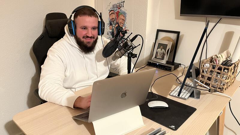 Am Anfang haben Sami und Adrian ihren Podcast „Sneacast“ in Samis Küche aufgenommen. Inzwischen sind die beiden erfahrene Podcast-Profis.