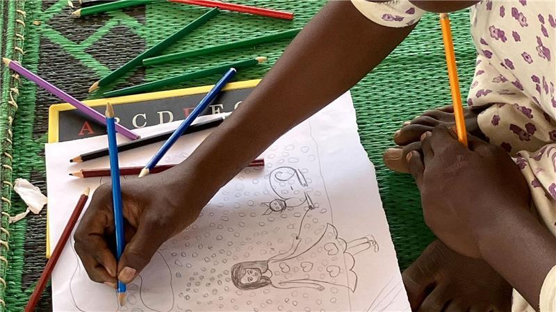 Am Anfang haben die Flüchtlingskinder Waffen und Flammen gemalt - nach Monaten malen sie wieder Blumen.