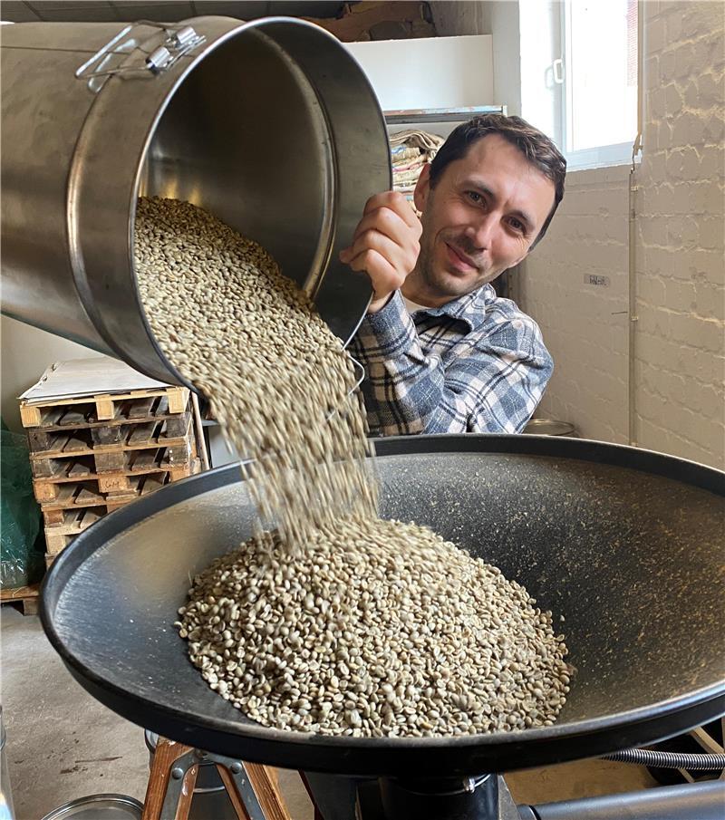 Am Anfang hat Alexander Becker tagelang zusammen mit Olaf Iwersen am Röster gestanden. Jetzt weiß er, wie aus den rohen Bohnen guter Kaffee wird.