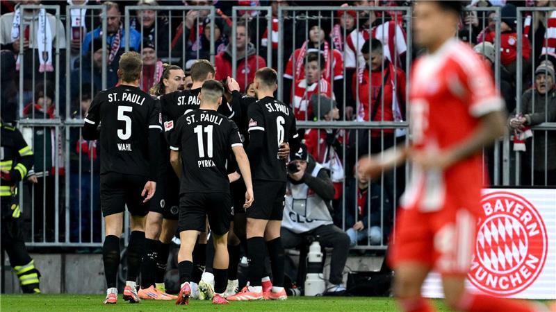 Am Anfang jubeln noch die Pauli-Profis in München.