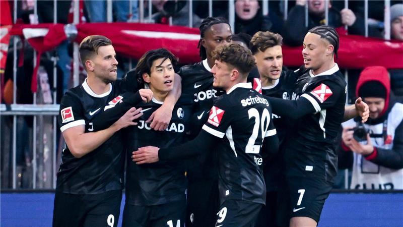 6:2 nach 0:2: Bayern feiern sich nach Comeback-Gala Am Anfang jubelten die Freiburger, hier mit Torschütze Yuito Suzuki (2.v. links), in München, dann gab es doch die gewohnte Niederlage.