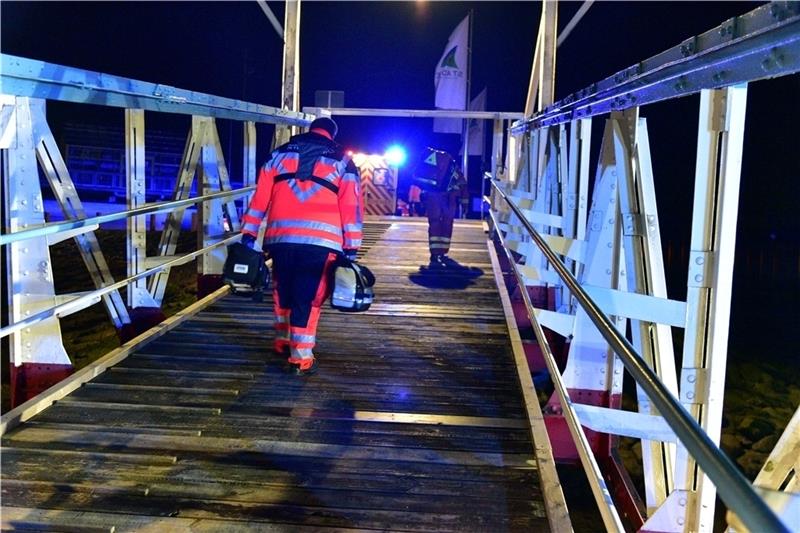 Großeinsatz auf der Elbe: Arbeiter von Baggerschiff gerettet Am Anleger in Stadersand versorgen Notfallsanitäter und Notarzt den verletzten Arbeiter. Foto: Beneke