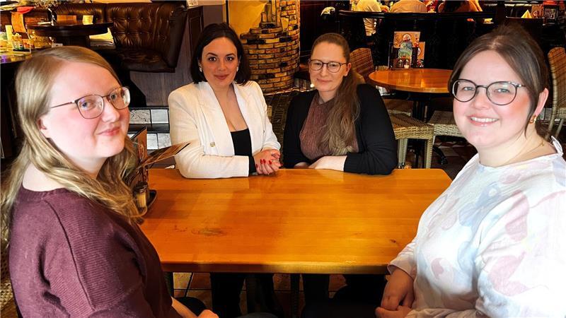 Am Arbeiterkind-Stammtisch: Lisa Allers, Miriam Windt, Celina Wolter und Vanessa Einemann (v.l.).
