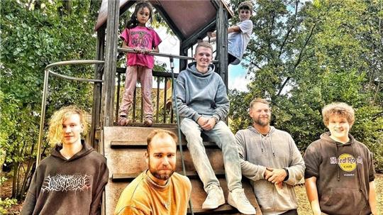 Am Arbeitsplatz: Pascal Wohlgemuth, Kevin Meybohm, Otto Trapp, Kai Riggers und Nante Kaltenbaum (von links) mit Hortkindern.