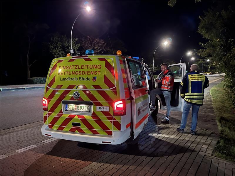23-Jähriger am Stader Hafen erschossen Am BBS-Parkplatz sammelten sich die Retter von Feuerwehr und DRK. Foto Vasel