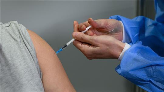 Am BGH geht es heute um die Klage einer Frau, die im März 2021 mit dem Impfstoff Vaxzevria des Herstellers Astrazeneca geimpft wurde. (Symbolbild)