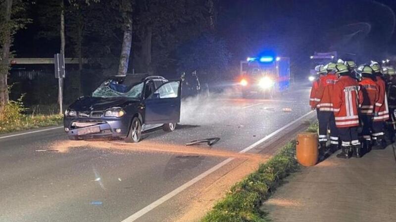 Autofahrer kollidiert in Hemmoor mit Pferd Am BMW ist durch die Kollision Totalschaden entstanden. Das Fahrzeug musste abgeschleppt werden.